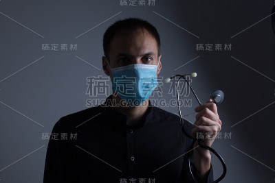 强壮的男子戴着预防流感病毒的口罩和灰尘空气污染的白色背景