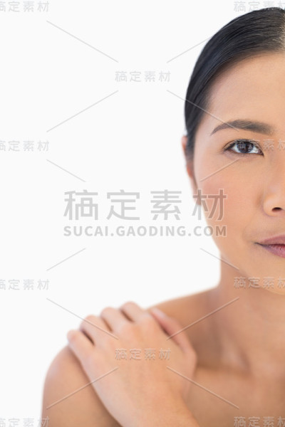 半张沉思的自然模特向上看
