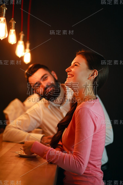 一个年轻人在夜总会的酒吧后面遇见了一个女孩