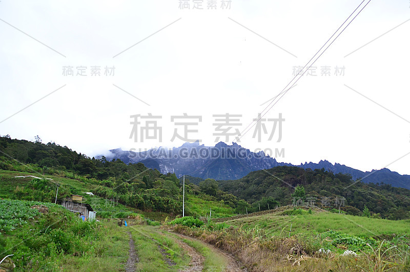 去沙巴州基纳巴卢山的公路旅行。