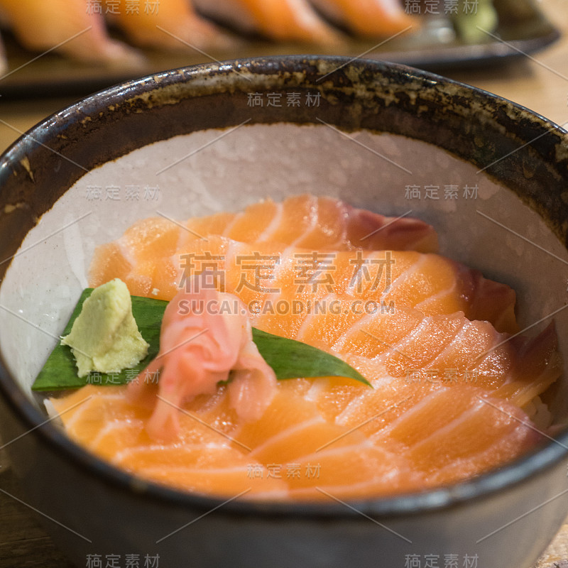 新鲜的三文鱼刺身醋饭配上日式烧鱼和芥末，是日本传统美食。