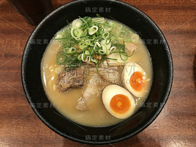 日本猪骨汤面条。