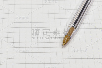 在笼子里的一张白纸上用笔