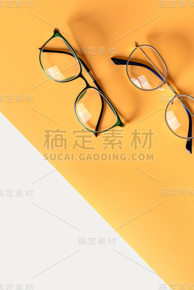 黄色和白色背景的眼镜，俯视图