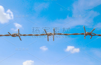 铁丝网和蓝天