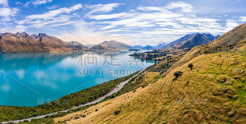 令人惊叹的道路在新西兰，HDR全景湖瓦卡蒂普和山脉格伦诺奇