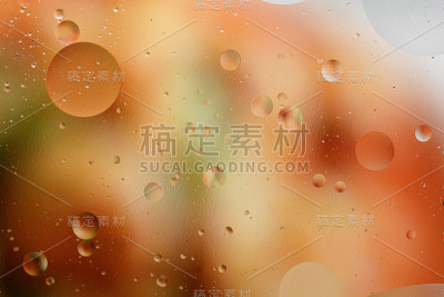 油滴在水里。