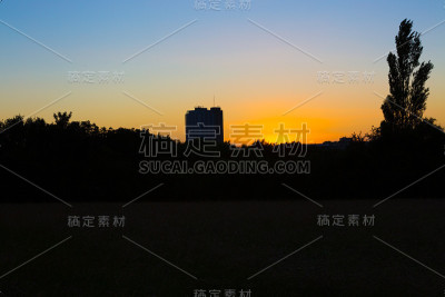 英格兰汉普郡贝辛斯托克法纳姆住宅的日落