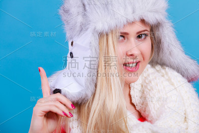 金发女人在冬天毛茸茸的帽子