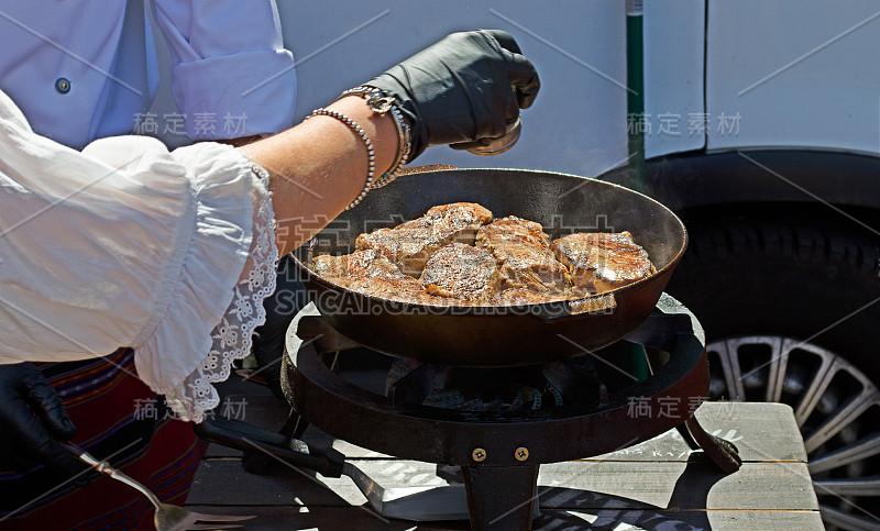 厨师烹饪烤肉