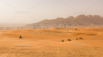 沙漠地貌以石山和沙丘形成