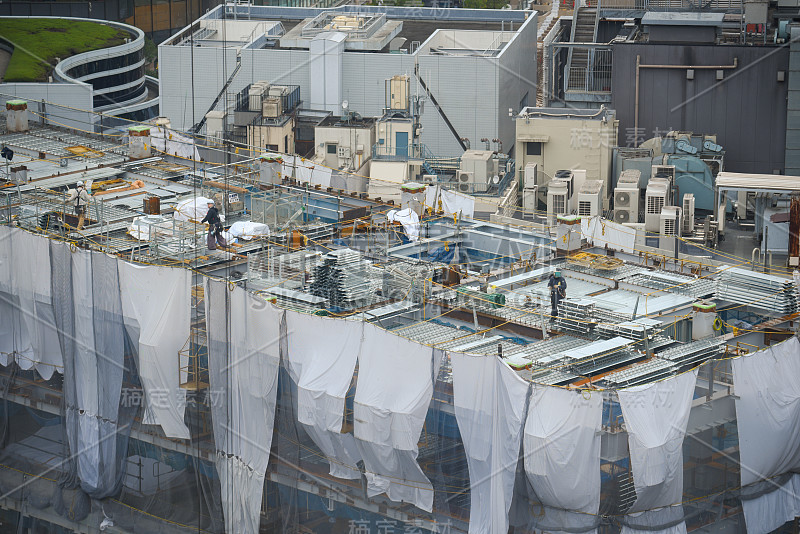 新建筑施工现场，辛勤的工人在施工区域
