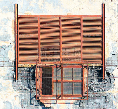 废弃工业建筑墙体破损，金属排气栅破损