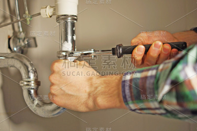 水管工在工作