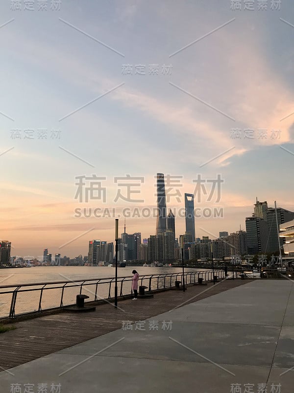 上海黄浦江的都市景观陆家嘴摩天大楼就像夕阳下的上海中心大厦