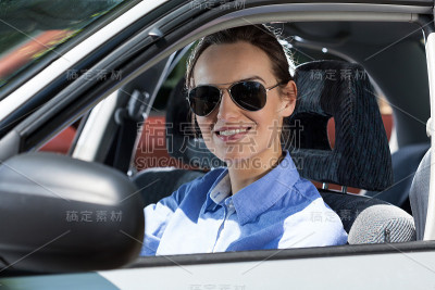 一个开车的年轻女子