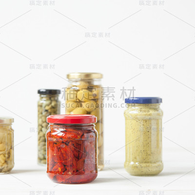 各种典型的意大利食品保存在玻璃罐中。