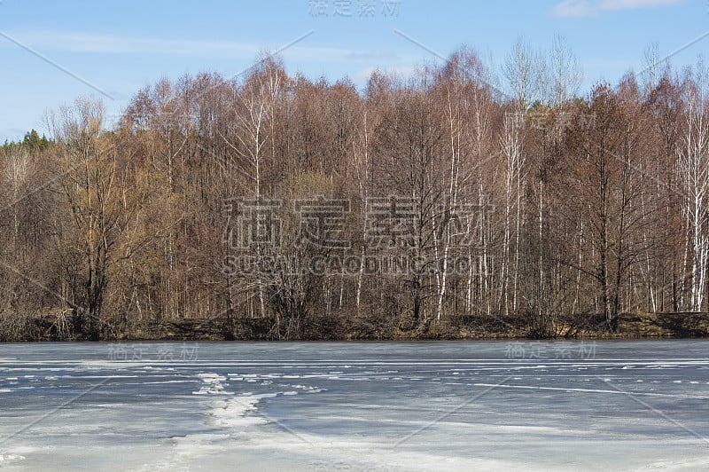 春天的风景在湖面上带着运输的痕迹