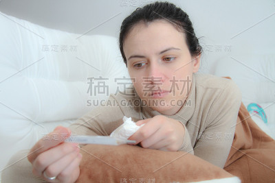 躺在床上的年轻妇女