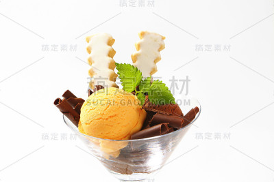 有巧克力卷和香草饼干的冰淇淋