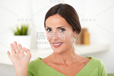 穿着绿色衬衫微笑的女人看着镜头