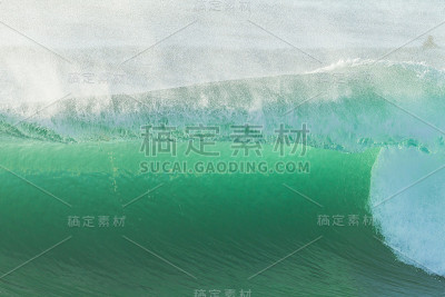 海浪冲击着