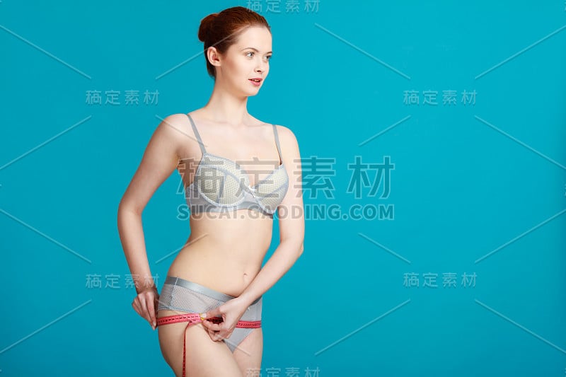 用卷尺量臀部的女人