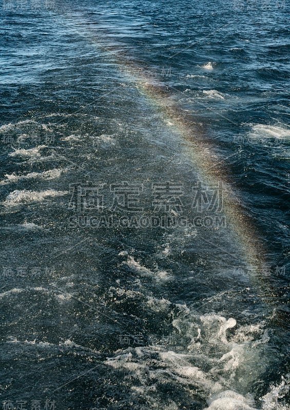 彩虹在波浪和浪花上