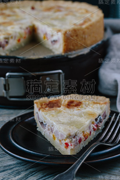 鸡挞配红辣椒和山羊奶酪