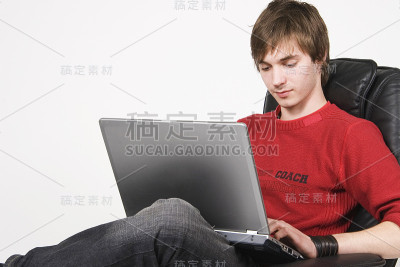 在电脑前工作的年轻人