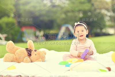 小女孩在操场上玩玩具