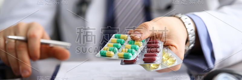 全科医生在诊所持有包不同的水泡
