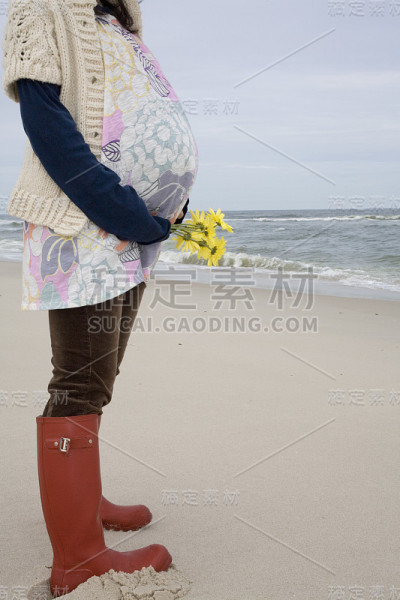 海滩上的孕妇