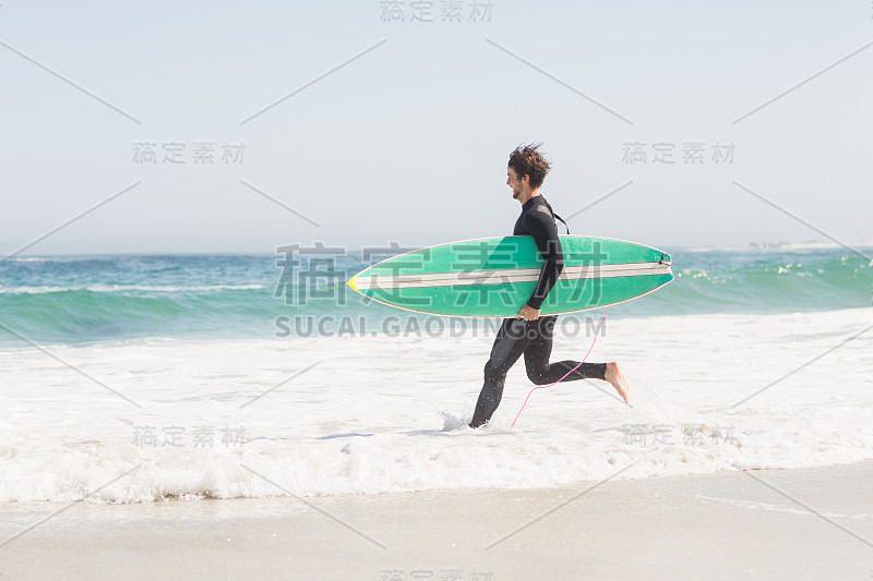 带着冲浪板奔向大海的人