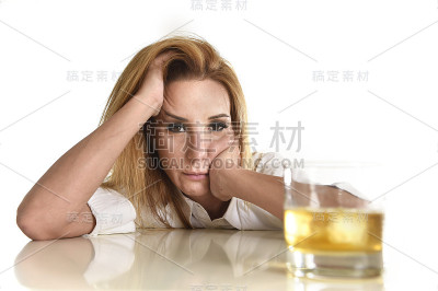 金发碧眼，颓废颓废，醉醺醺脏乱的酒鬼女人酗酒