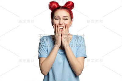女人掩着脸微笑