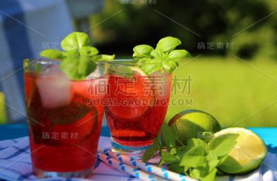 草莓罗勒柠檬水