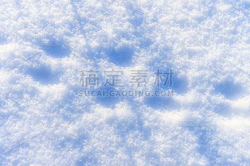 雪的质地在阳光明媚的冬日。抽象的背景。