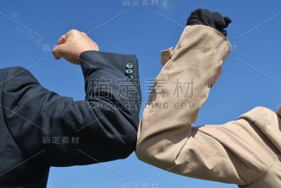 手肘撞