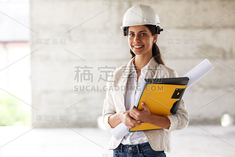 建筑工地的女建筑师。