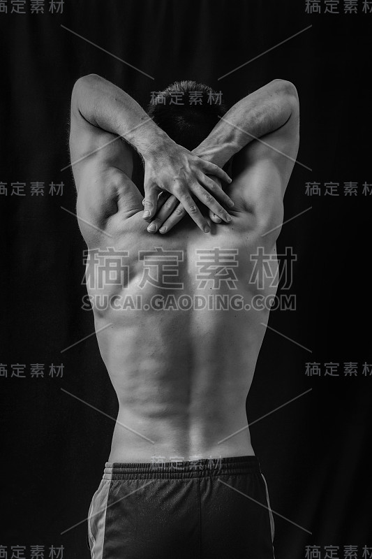 后面的肌肉男