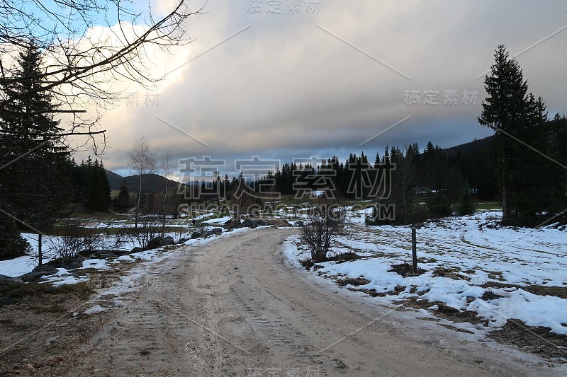 法国格勒诺布尔附近维科尔山的第一场雪