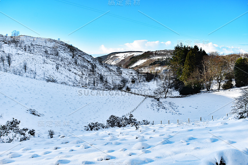 雪中的威尔士乡村风景