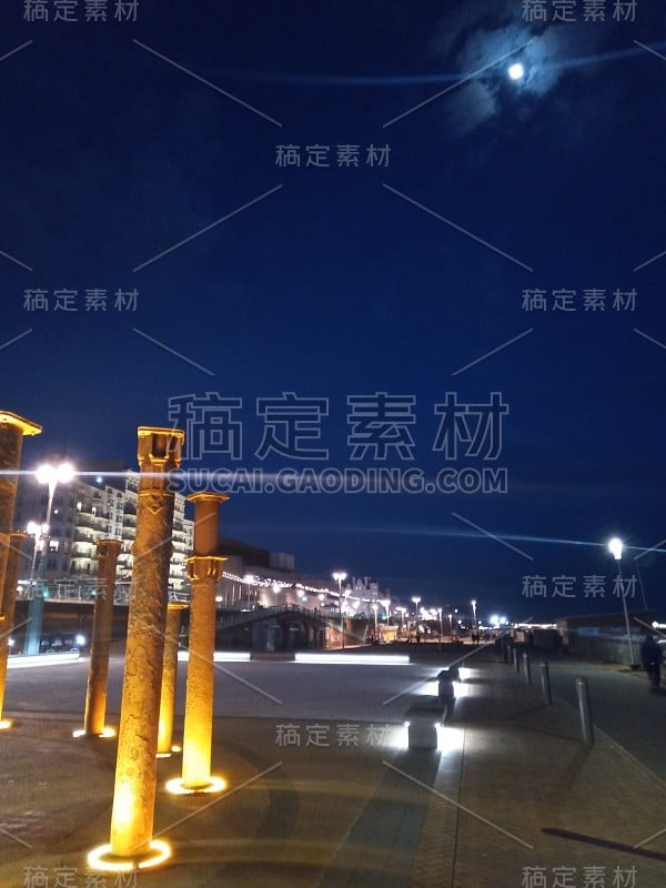 布赖顿海滩的金属柱在夜晚升起