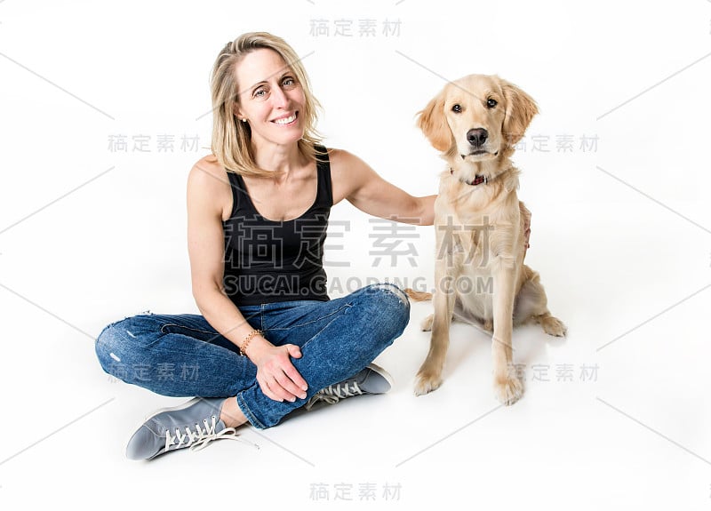 漂亮的女人和她美丽的金毛猎犬在白色的背景