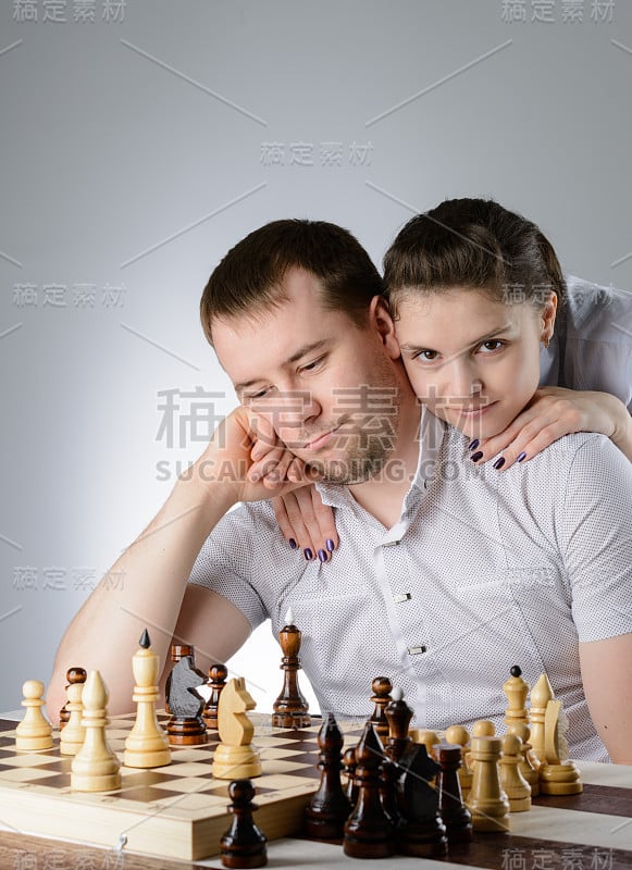 女人看男人下棋