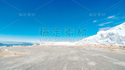 在高山公路上驾驶