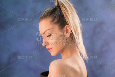 年轻漂亮的女人