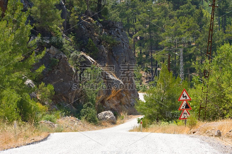 图中是土耳其金牛山脉阿兰亚附近的道路