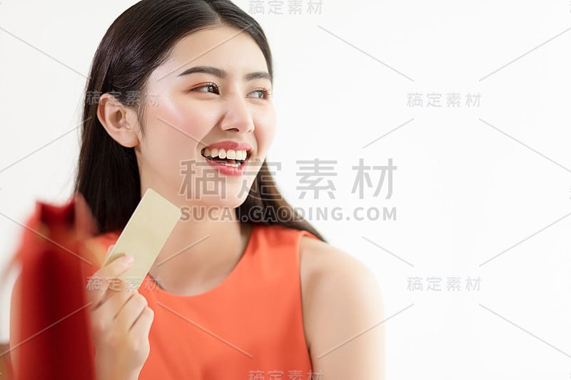 图片显示聪明迷人的年轻亚洲女孩持有信用卡与幸福和快乐。网上购物支付和电子商务概念。